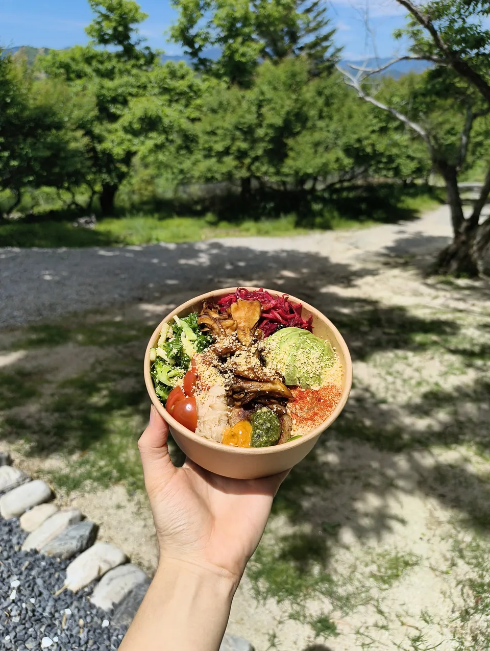 季節の野菜を盛り付けたヴィーガン・ブッダボウル