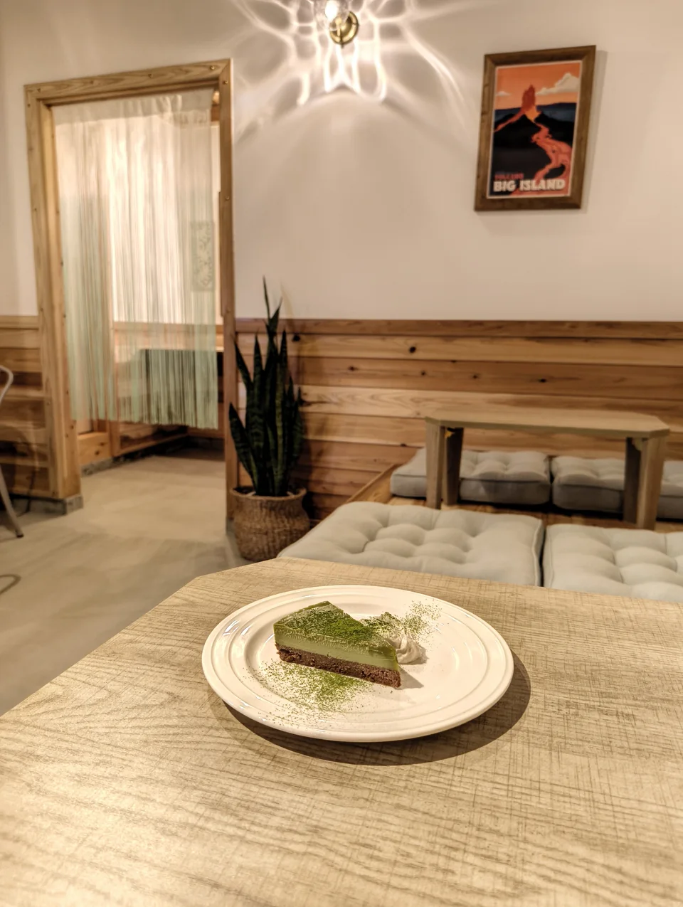 抹茶のロースイーツを楽しめるLani Cafeの落ち着いた店内席