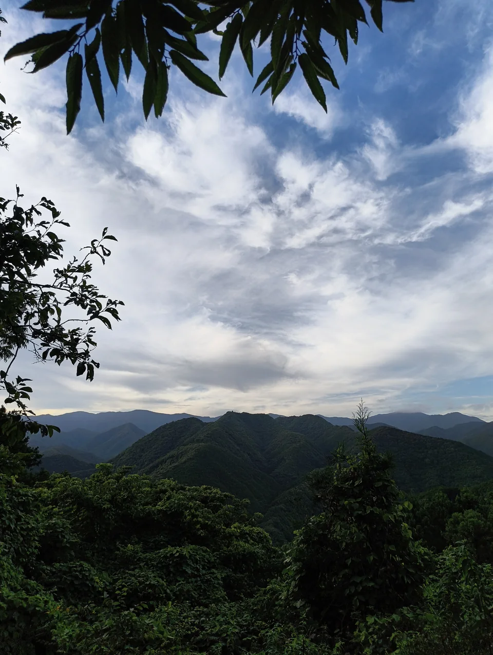 Lani Cafe周辺から望む熊野の山並みと広い空